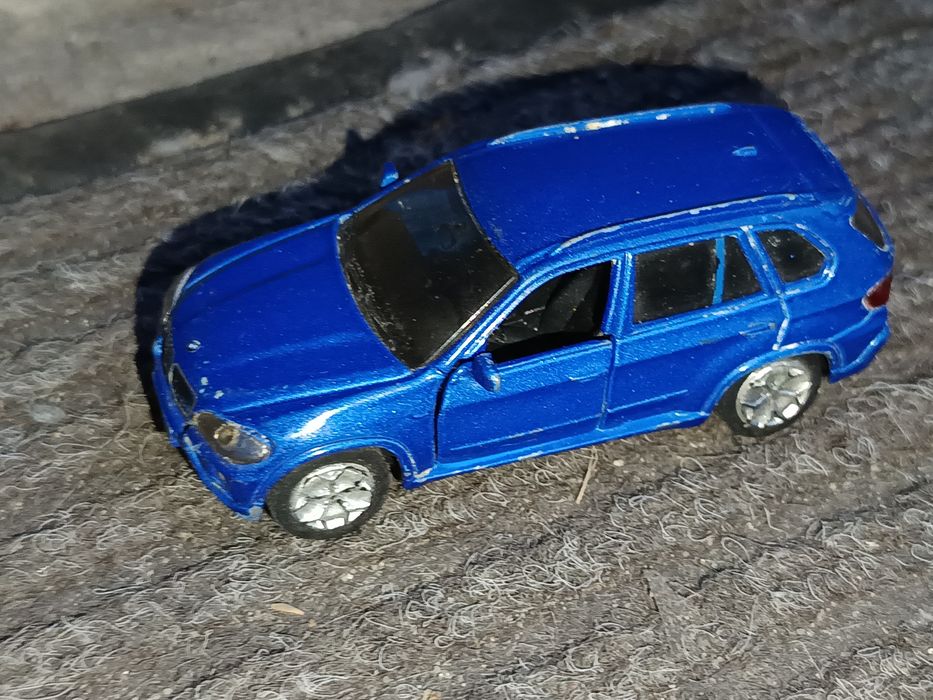 Model samochodu policyjnego BMW X5 od Siku
