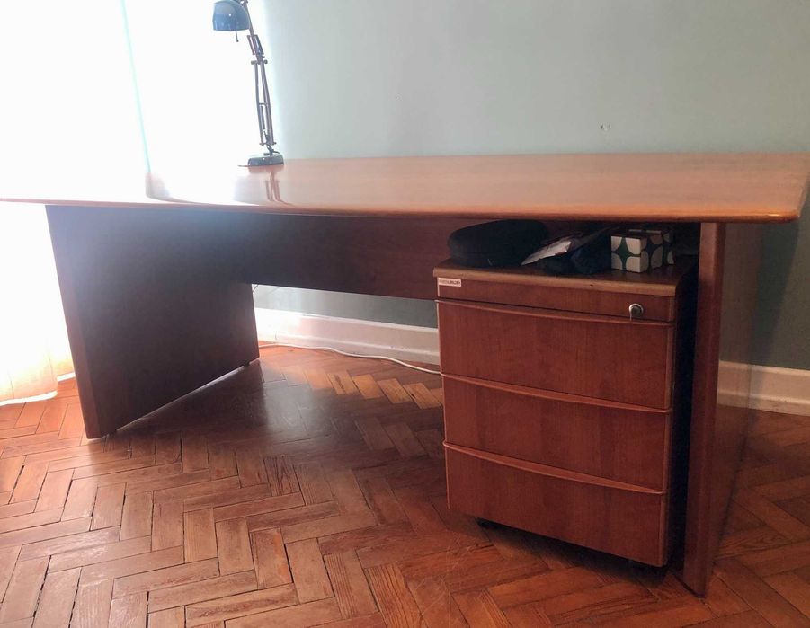 Mesa e dois armários escritório