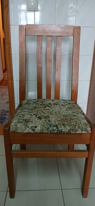 Duas cadeiras em para restauro