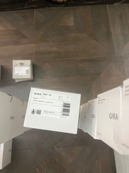 Gira osprzet nowy nierozpakowany puszki ramki