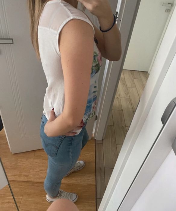 Stradivarius s koszulka z krotkim rekawem i duzym dekoltem floral