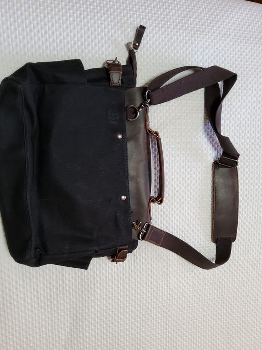 Pasta em couro à tiracolo ou mão