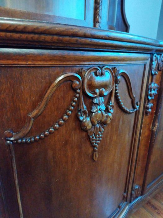 Kredens dębowy z okresu międzywojennego.