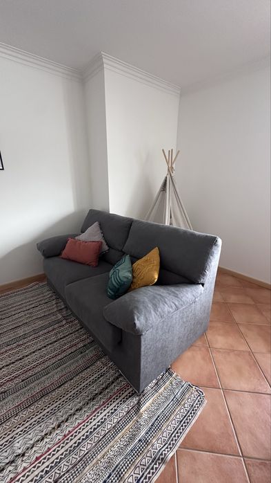 Sofá cinzento escuro
