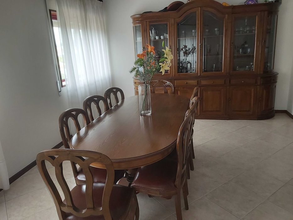 Vendo Moveis de sala completo, Armário, Mesa e Cadeiras. Como novo