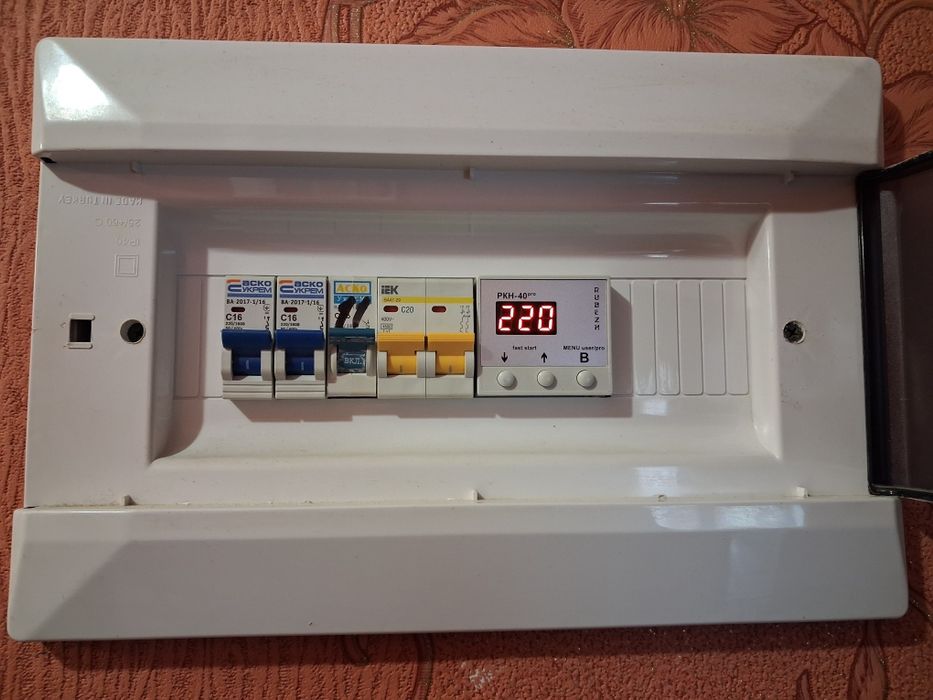 Выполняем все виды услуг по электрике и сантехнике.