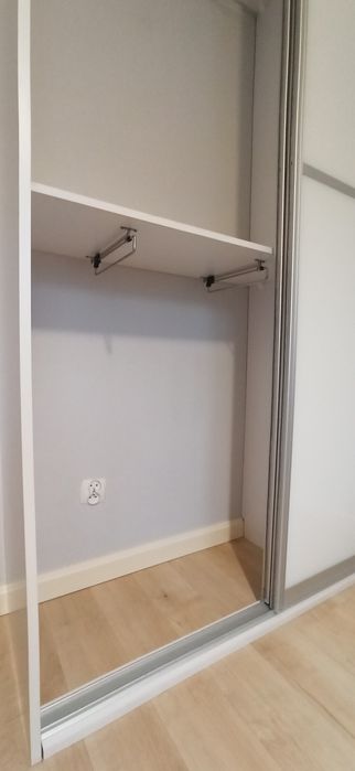 Szafa na wymiar z miejscem na wieszaki i półkami