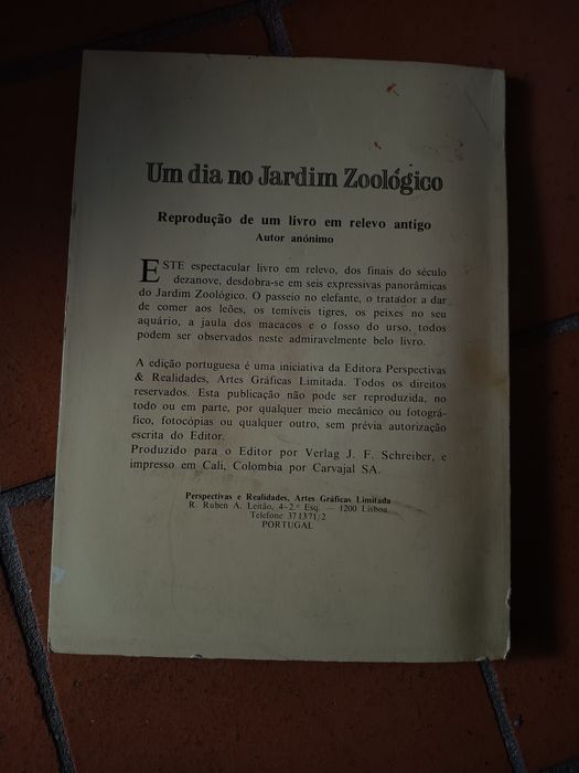 Livro antigo POP-UP. Um dia no jardim zoológico
