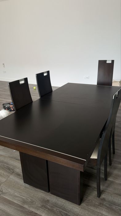 uma mesa dobrável e seis cadeiras