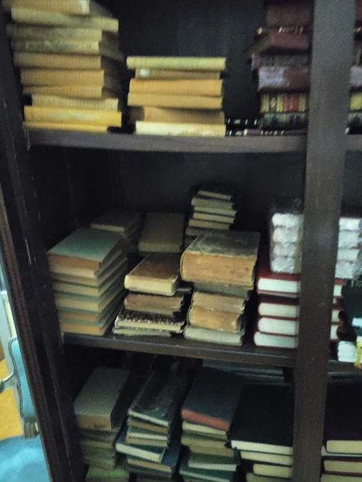 Acervo de biblioteca com cerca de 1500 Livros