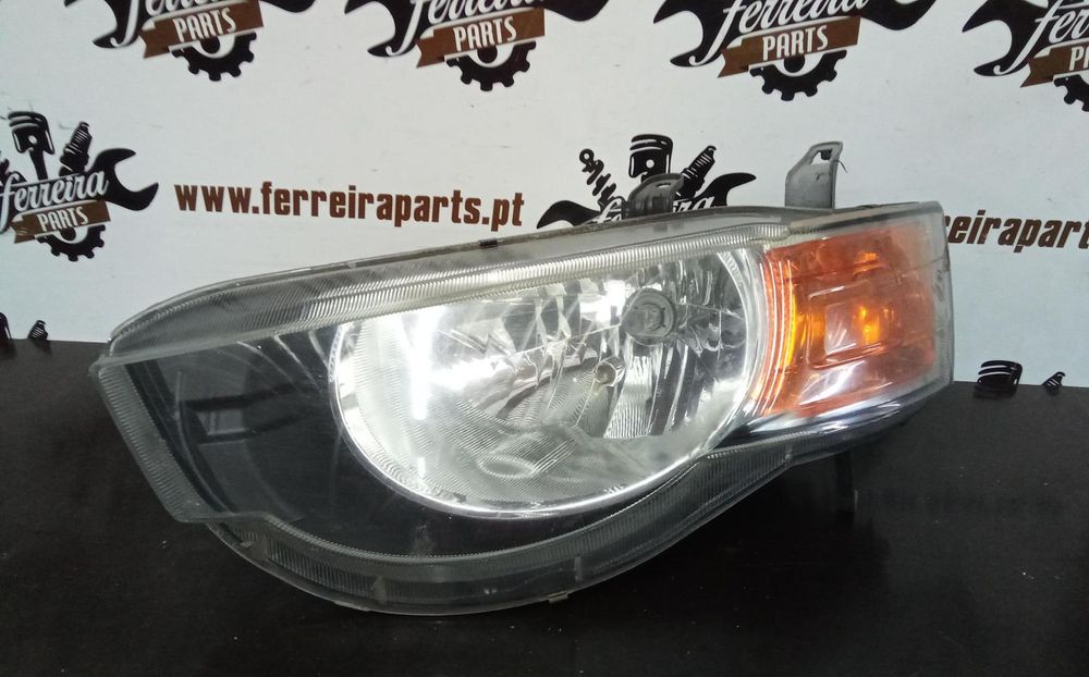 FAROL ESQUERDO MITSUBISHI COLT VI REF: 030124930100 2008 - 2012