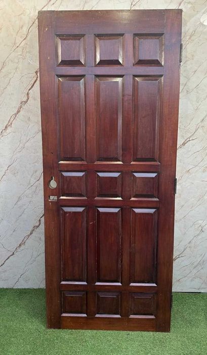 Par de portas antigas de madeira maciça (provavelmente mogno ou madeira nobre similar),