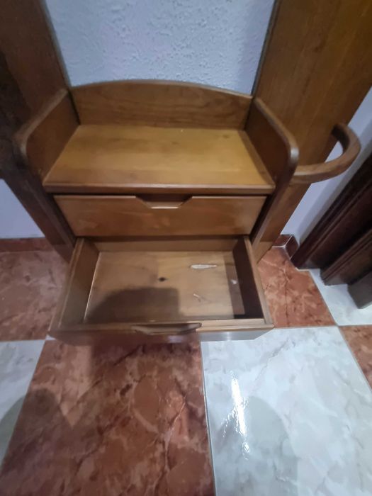 Móvel de entrada com cabide e gavetas