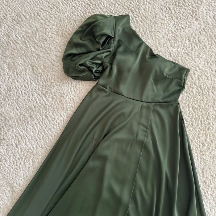 VESTIDO KWINI “JOSEPHINE” – Verde Oliva – Tamanho L