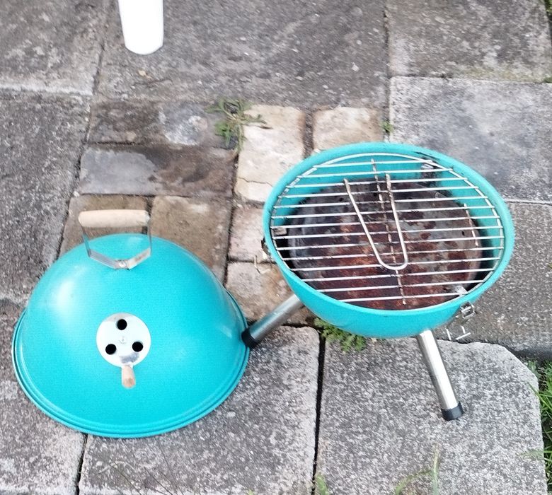 Węglowy grill turystyczny