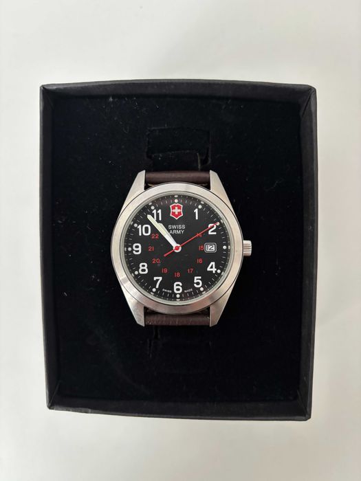 Skórzany męski zegarek VICTORINOX SWISS ARMY