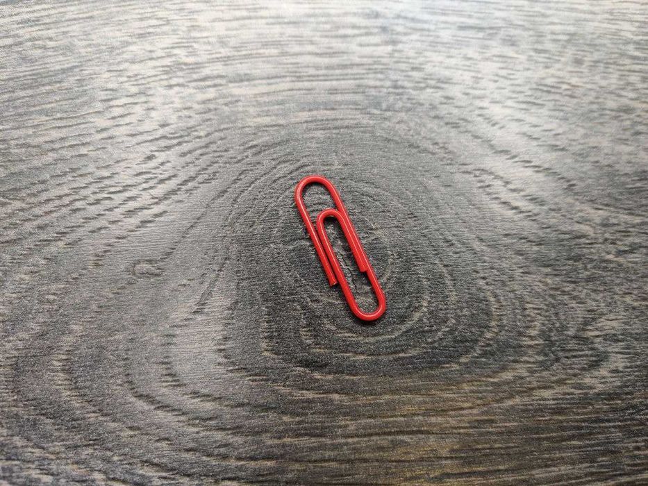 Одна червона скріпка / One red paperclip