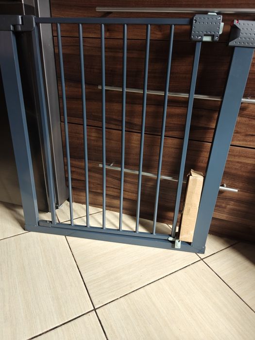 Bramka zabezpieczająca ochronna na drzwi schody