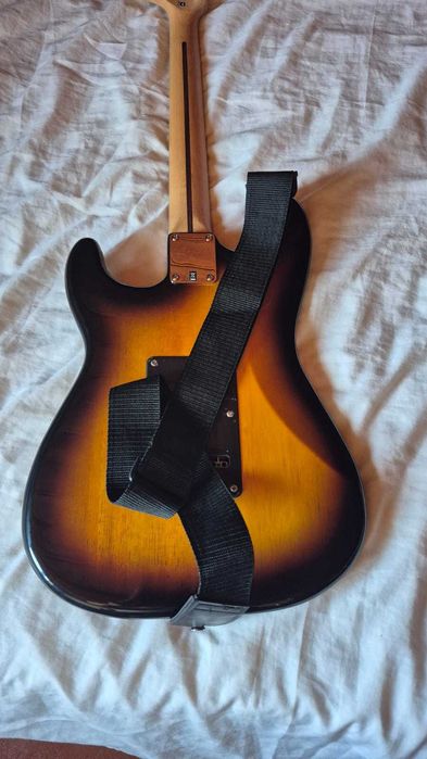 Pack Guitarra Elétrica Squier Stratocaster + Amp Fender Frontman 10G + Capa + Afinador