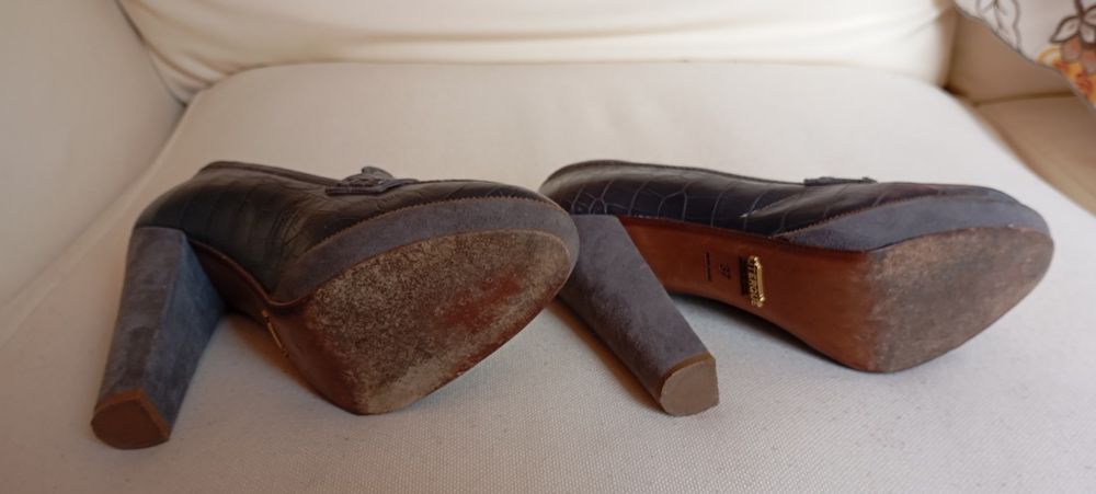 Sapato salto alto cinza em pele Marca Uterque