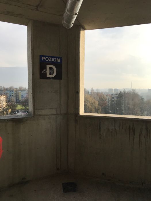 Sprzedam miejsce postojowe.