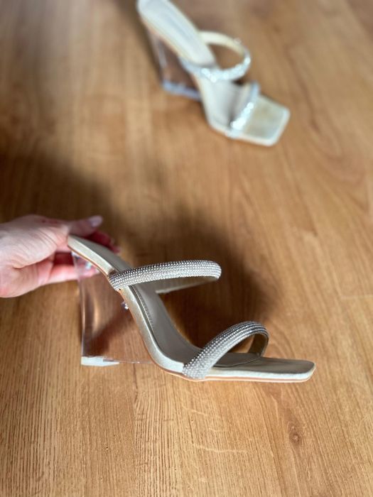 Eleganckie  buty z cekinami na koturnie