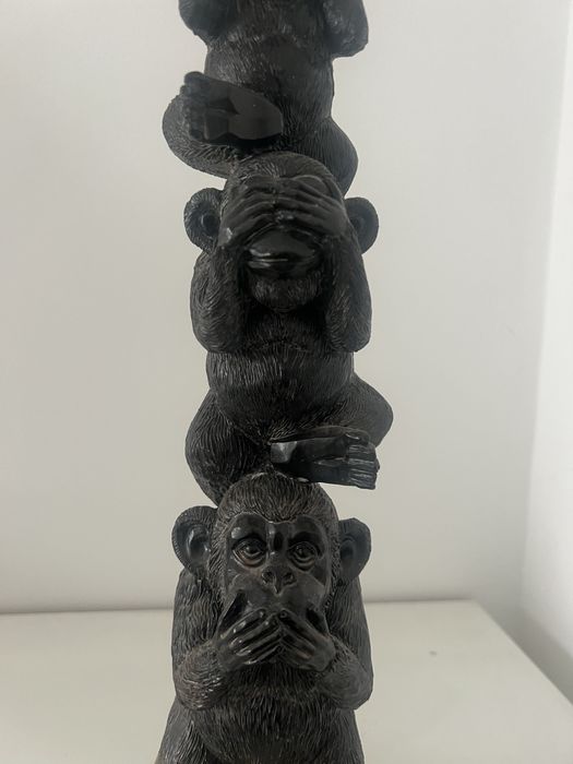 Estatua de figuras macacos cego surdo e mudo