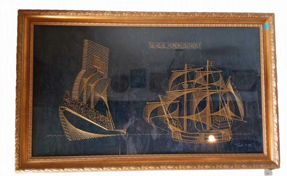 Quadro monumento aos descobrimentos construído com fio dourado.