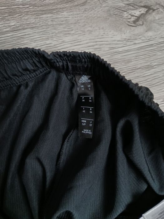 Śliskie spodnie sportowe adidas czarne w rozmiarze S