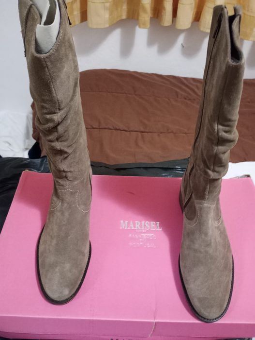 Botas novas em camurça