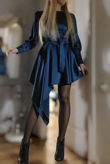 Платье синее , атласное , размер S, XS