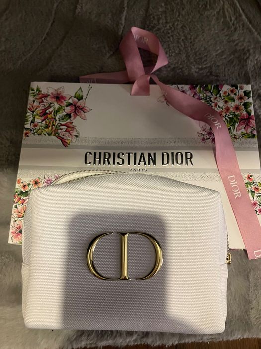 Piękna biała kosmetyczka Dior CD