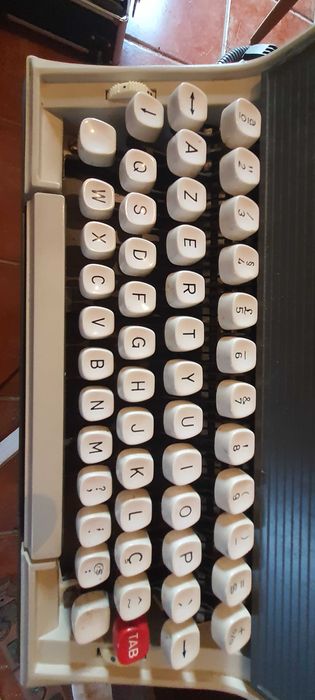 Maquina de escrever Logika 240