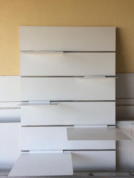 Prateleiras em metal lacado a branco