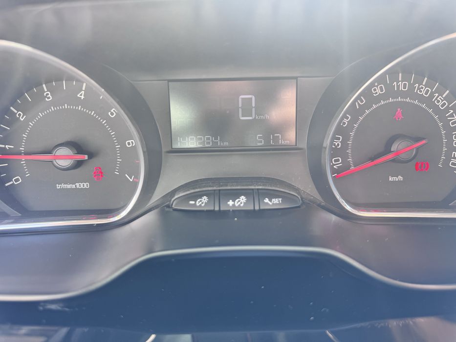 Peugeot 208 ALLURE 1.2 de 2014 otimo estado geral
