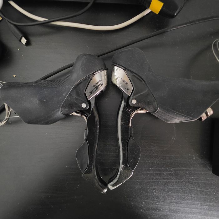 Par de manetes integradas Shimano 105 10s ST5700