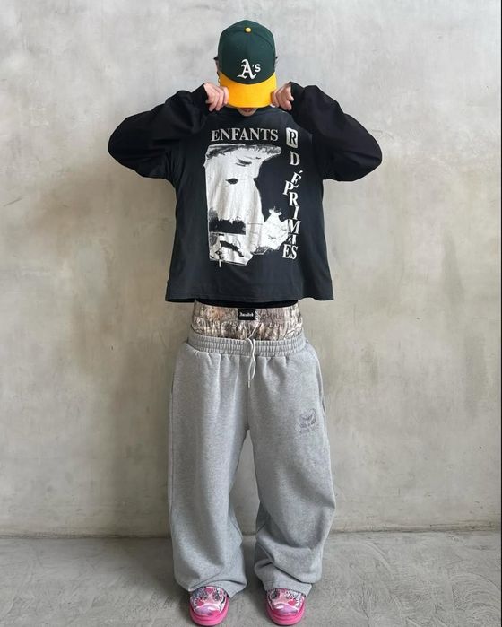 Широкі штани awaited