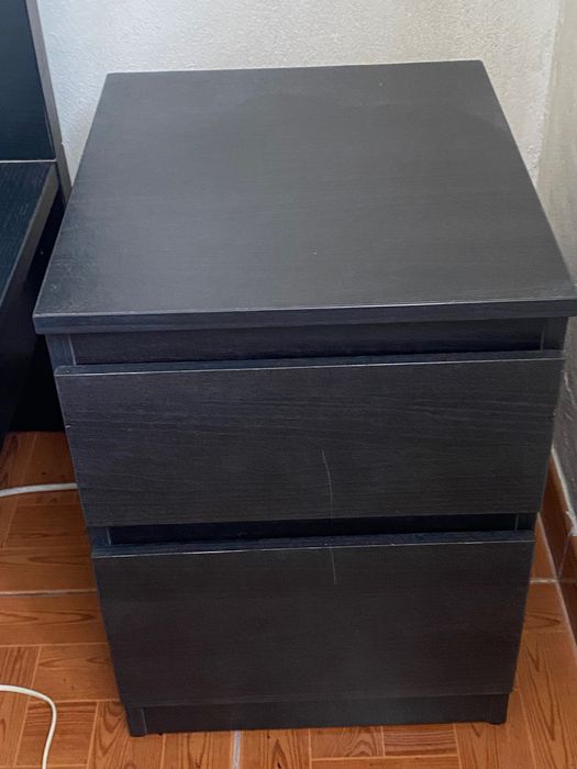 Cama de casal com mesinha de cabeceira e cómoda