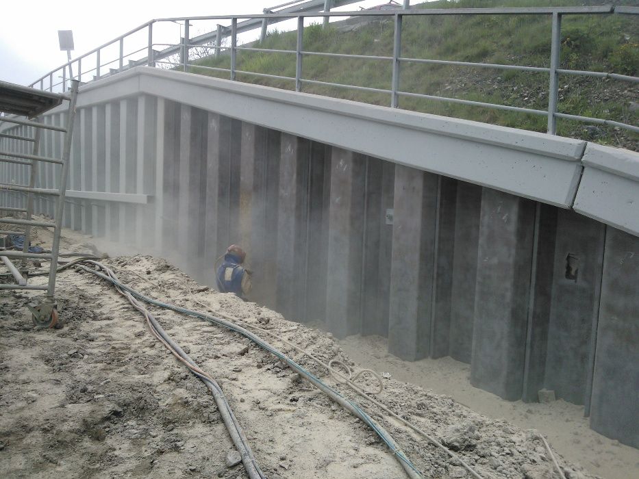 Piaskowanie stali, sodowanie cegły, czyszczenie kamienia.