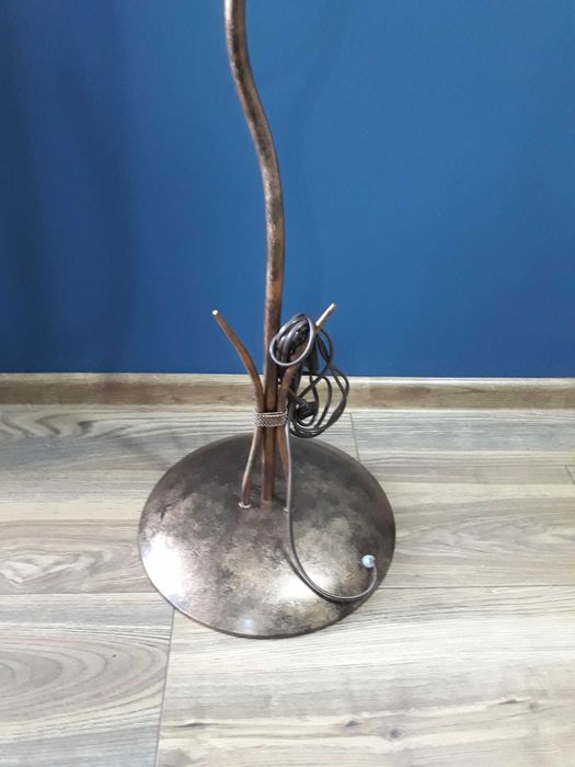 Lampa stojąca z ozdobnymi kloszami