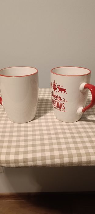 Kubki świąteczne ubrane w sweterki