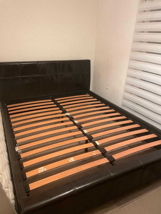 Urgente Cama de pele com mesas de cabeceira com colchao
