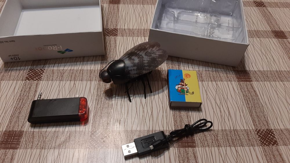 Мікро-робот жук. Інтерактивна іграшка.