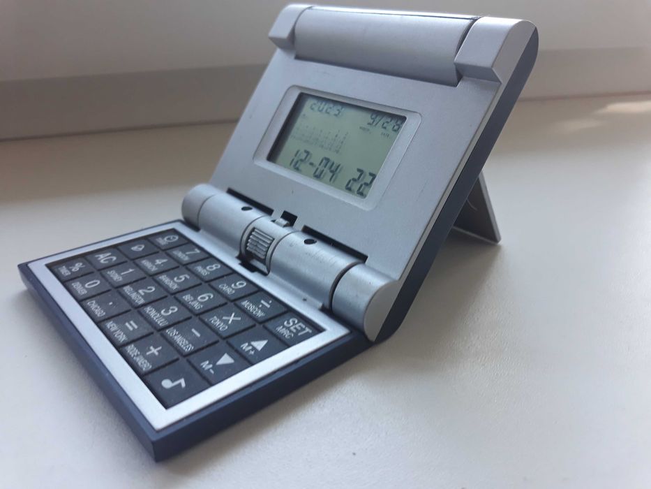 Настольные часы-будильник-калькулятор