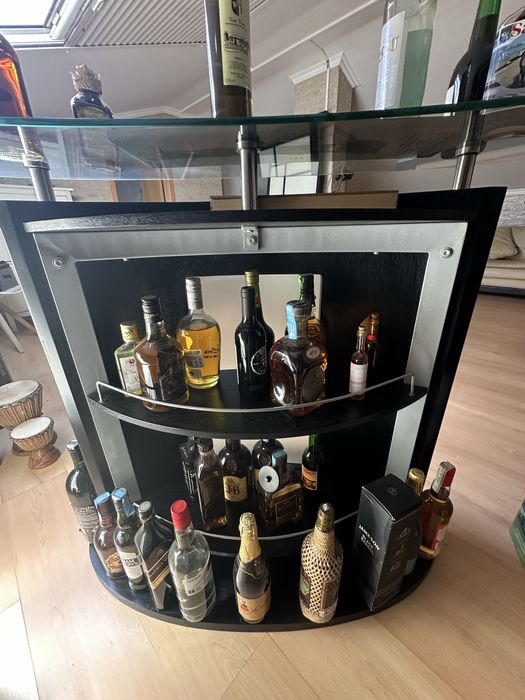 Movel bar em madeira e tampo de vidro