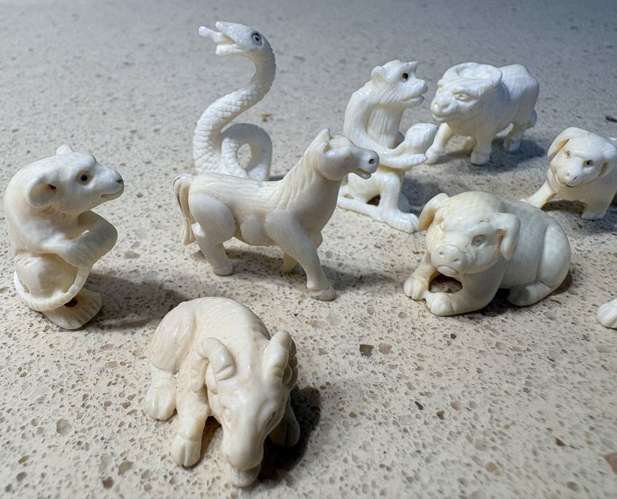 Antigo precioso conjunto de 11 animais asiáticos do Zodiaco esculpidos
