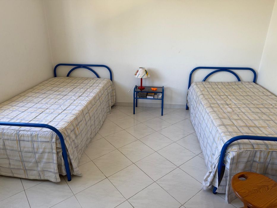 2 camas com colchões incluidos + mesa de cabeceira