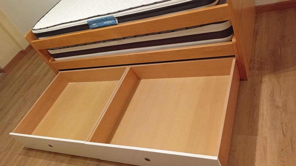 Cama dupla + 2 colchões