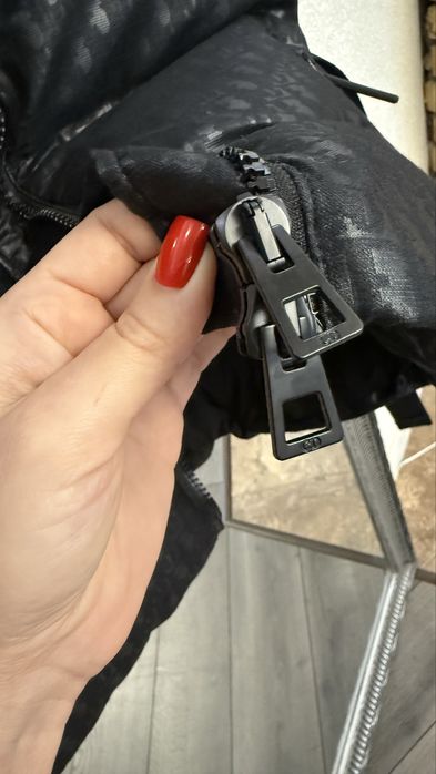 Черная жилетка бренд