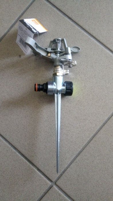 Zraszacz ogrodowy wbijany pulsacyjny